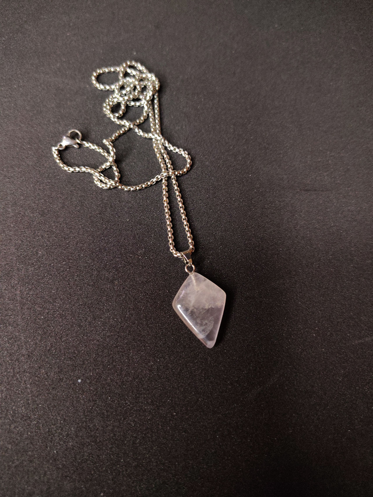 diamond-shaped stone pendant minayer
