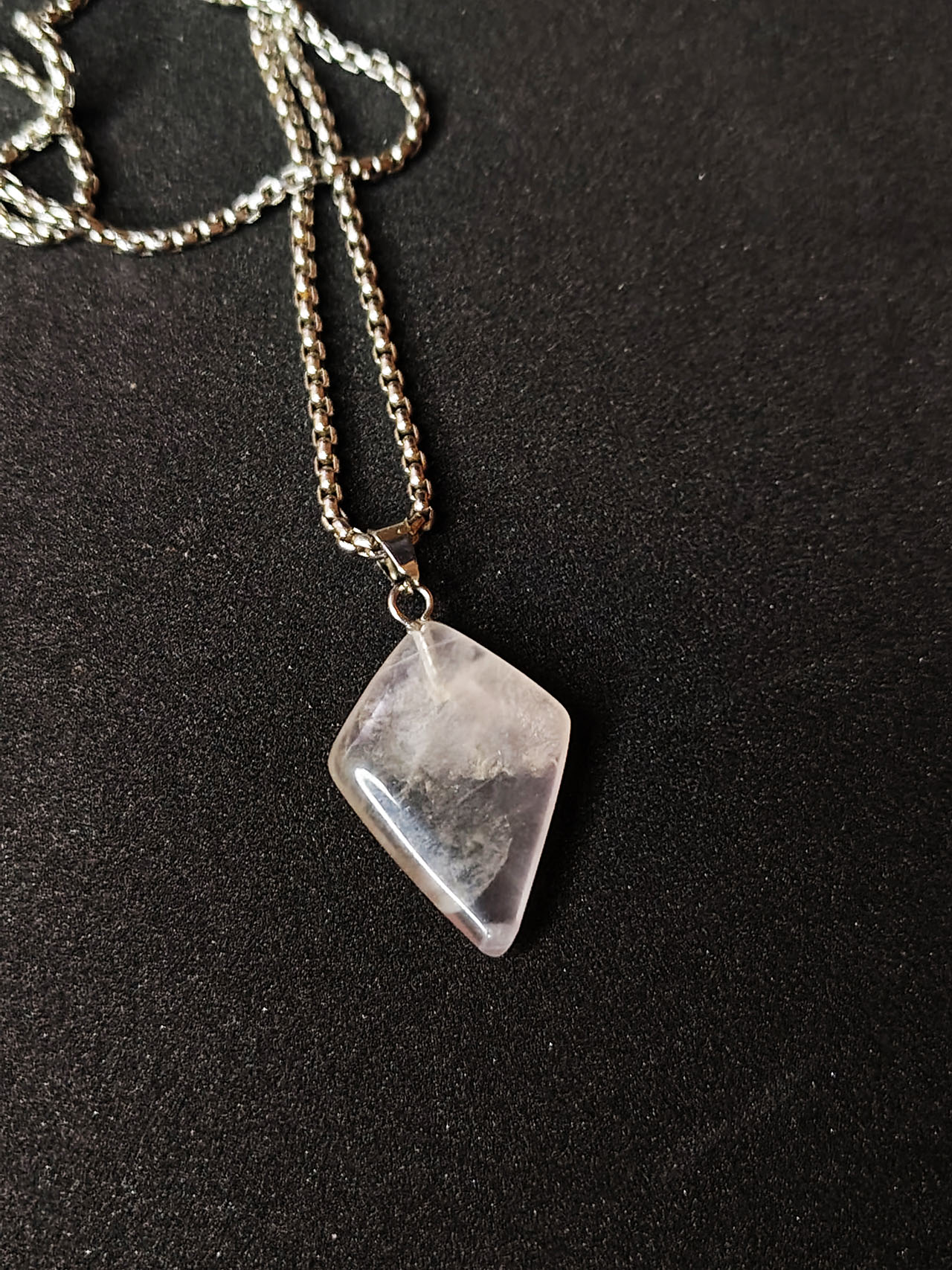 diamond-shaped stone pendant minayer